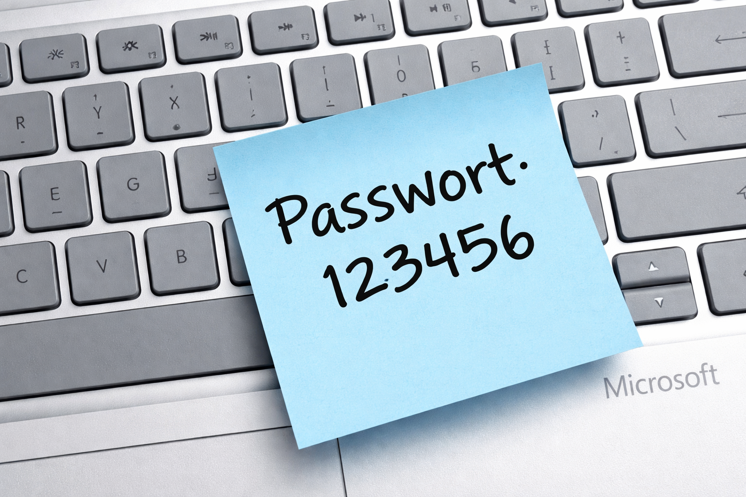 schwaches Beispiel-Passwort auf einem blauen Post-It